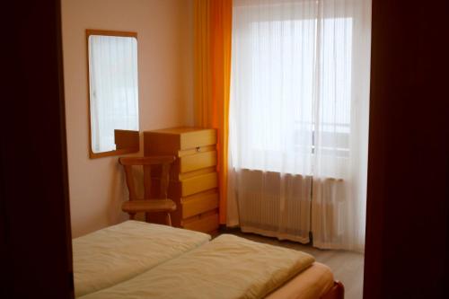 オーバーヨッホにあるFeWo Heitmannの小さなベッドルーム(ベッド2台、窓付)