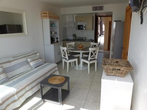 ラ・クロワ・ヴァルメにあるAppartement face à la merのテーブルとキッチンのあるリビングルーム