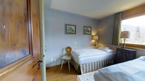 ツェエリーナにあるBegoniaのベッド2台と窓が備わるホテルルームです。