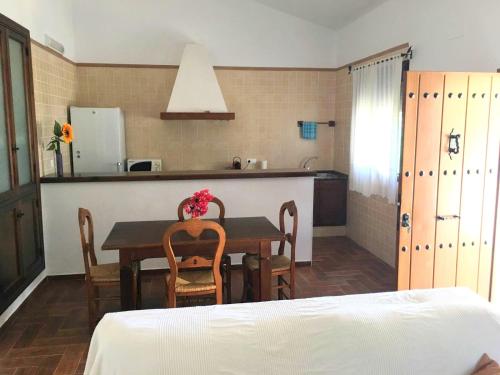 - une cuisine et une salle à manger avec une table et des chaises dans l'établissement Trujilllo Holiday Home, à Conil de la Frontera