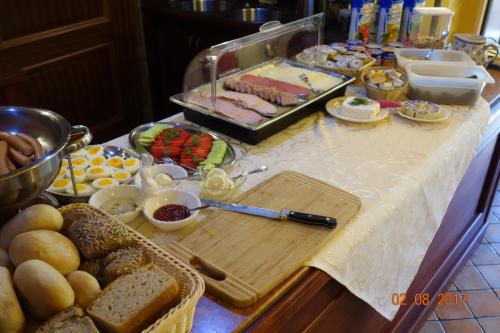 una mesa con pan y otros alimentos. en Hotel Magnes, en Szklarska Poręba