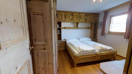 ツェエリーナにあるAbitaziun Grischalva 5 - Celerinaの小さなベッドルーム(ベッド1台、窓付)