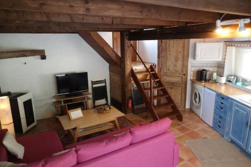 un salon avec un canapé et une cuisine dans l'établissement Au Pied du Château, à Gréolières-les-Neiges