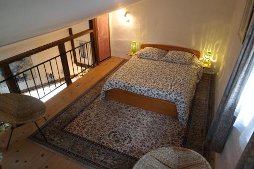 Un pat sau paturi într-o cameră la Au Pied du Château
