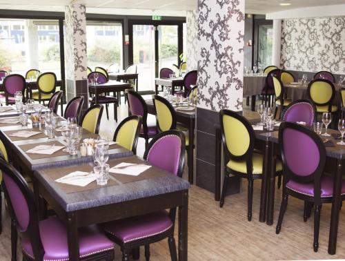 Un restaurante u otro lugar para comer en ibis Rennes Beaulieu