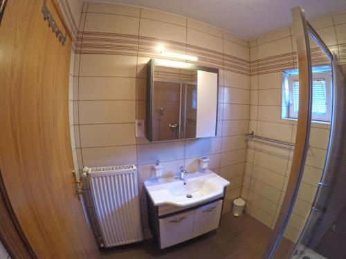 A bathroom at Apartments and Rooms Rea