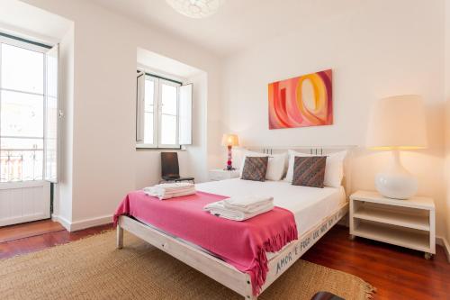 リスボンにあるFLH Principe Real Design Flatの白いベッドルーム(赤い毛布付きのベッド付)