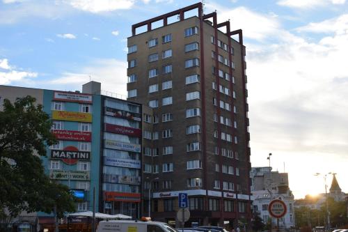 een hoog gebouw midden in een stad bij 22nd Uprising Square in Bratislava