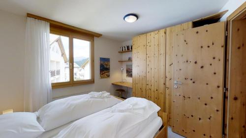 - une chambre avec un lit et un mur d'escalade dans l'établissement Splerin C5, à Silvaplana