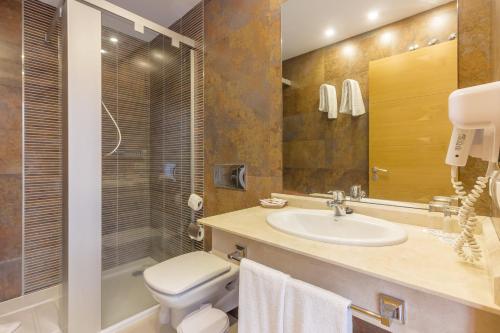 a bathroom with a sink and a toilet and a shower at Klayman Diamond Aparthotel in Acantilado de los Gigantes