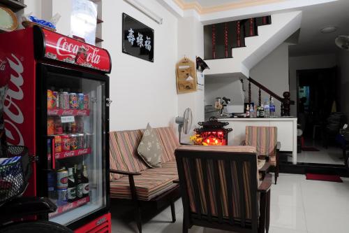 Zimmer mit einem Kühlschrank mit Soda und einem Tisch mit Stühlen in der Unterkunft Diep Anh Guest House in Ho-Chi-Minh-Stadt