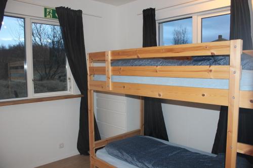 2 łóżka piętrowe w małym domku z oknami w obiekcie Icelandhorsetours - Helluland w mieście Sauðárkrókur