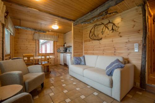 a living room with a couch and a table at Ylläksen Yöpuu in Äkäslompolo