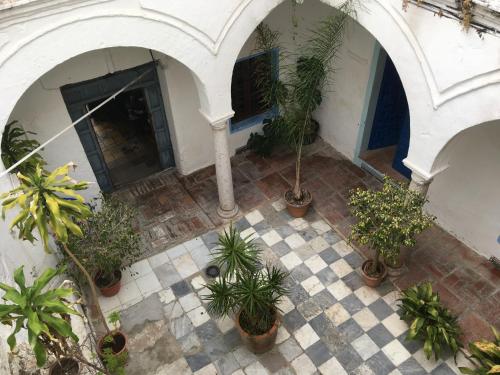 an overhead view of a courtyard with potted plants at Casa del Patio in Tarifa