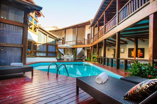 a swimming pool in the middle of a building at Novo Hotel Galeão in Porto Seguro