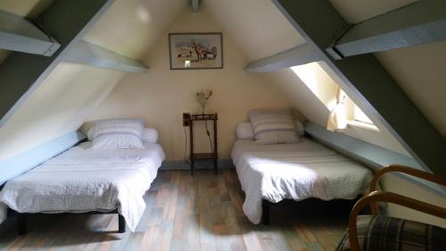 Cette chambre mansardée comprend 2 lits et 2 fenêtres. dans l'établissement maison kerivarch G, à Saint-Pol-de-Léon
