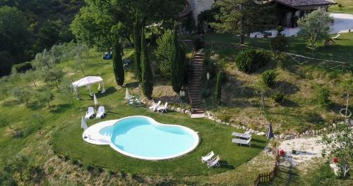 Výhľad na bazén v ubytovaní Agriturismo Santa Giusta alebo v jeho blízkosti