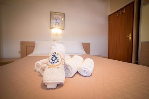 un mucchio di asciugamani seduti sopra un letto di Captain's Apartment a Rab
