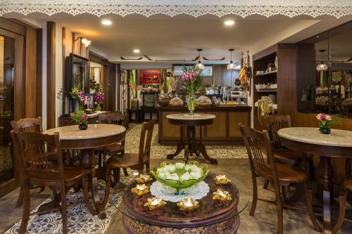 A restaurant or other place to eat at Wannamas Chiangmai Boutique House -SHA Extra Plus