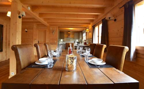 une salle à manger avec une table et des chaises en bois dans l'établissement Chalet Imperial, à Morzine