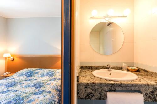 Postel nebo postele na pokoji v ubytování Logis Hotel Restaurant Le Cygne
