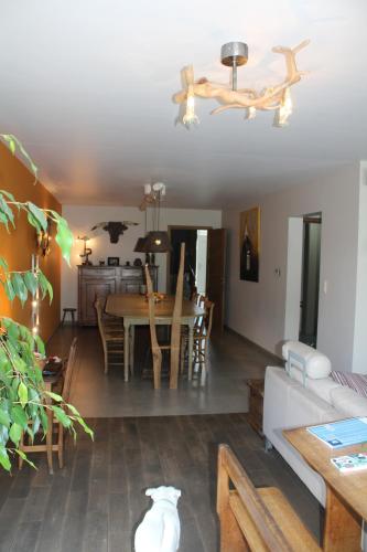 ein Wohnzimmer mit einem Sofa und einem Esszimmer in der Unterkunft B&B Le Perchoir in Libin