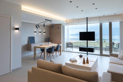 uma sala de estar com um sofá e uma mesa em Fani Luxury Apartments Stavros em Stavros
