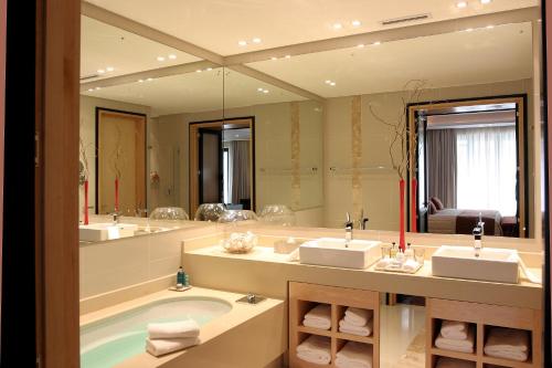 Ванна кімната в Mantis No5 Boutique Art Hotel