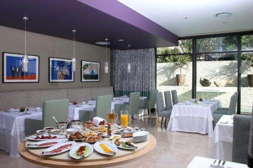 Makanan di atau berdekatan hotel