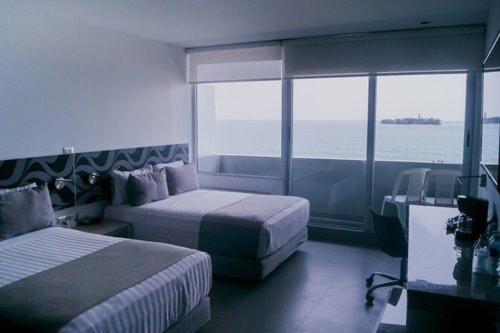 Habitación de hotel con 2 camas y vistas al océano en Hotel Punta Azul, en Veracruz