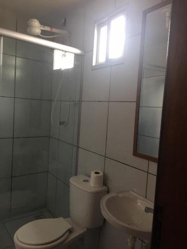 Un baño blanco con inodoro y lavabo. en Alto Serra Hotel, en Campina Grande