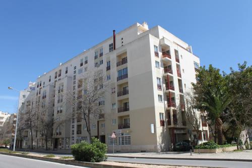 een appartementencomplex op de hoek van een straat bij Edificio Nau in Armação de Pêra