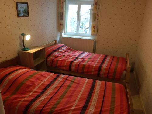 Vacances au pied des Monts du Cantal tesisinde bir odada yatak veya yataklar