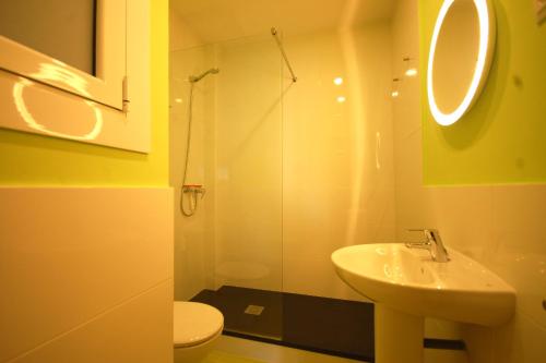 Et badeværelse på Lets Holidays New Flat Beachfront In Castelldefels