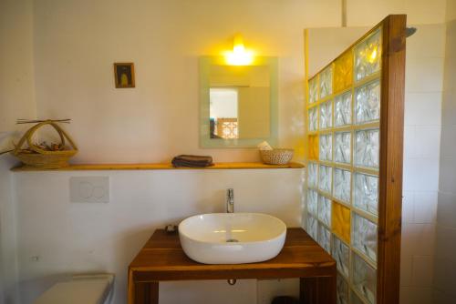 Nyéléni maison sahel tesisinde bir banyo