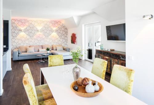 een woonkamer met een tafel en stoelen bij Seevital Hotel in Langenargen