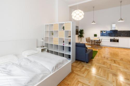 1 dormitorio blanco con 1 cama y sala de estar en Apartment Jindrisska, en Praga