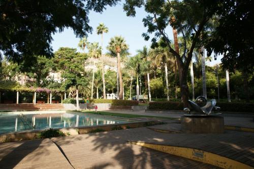 Flores & Campos Guest House tesisinde veya buraya yakın yüzme havuzu