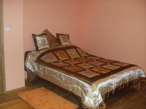 Un pat sau paturi într-o cameră la Wiatrak