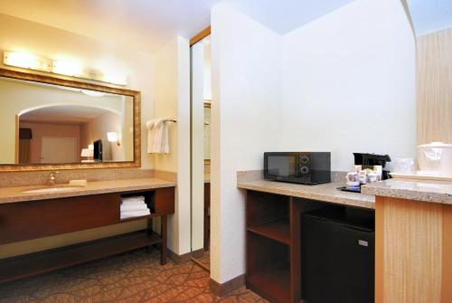 O baie la Best Western San Dimas Hotel & Suites