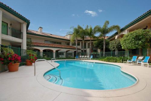 a swimming pool in the middle of a courtyard at Best Western San Dimas Hotel & Suites in San Dimas