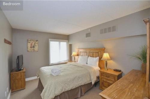 Un dormitorio con una cama grande y una ventana en Large modern ground floor condo at Mountain Walk, en Blue Mountains