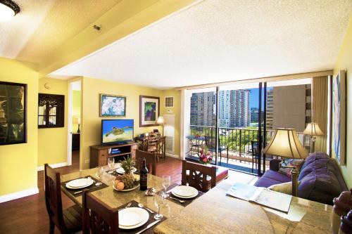 a living room with a dining table and a living room at Waikiki Sunset Mountain View Near Beach with Parking in Honolulu