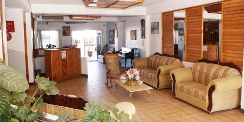 a living room with two couches and a table at Hotel Symer in Chignahuapan