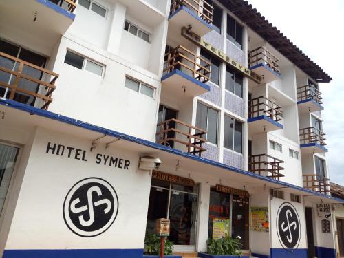 a hotel in front of a building at Hotel Symer in Chignahuapan