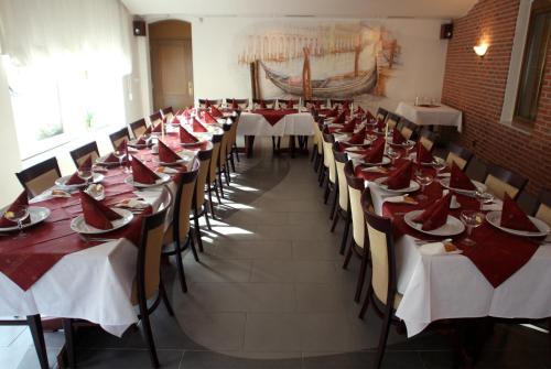 Un restaurante u otro lugar para comer en Wellness Hotel Gondola