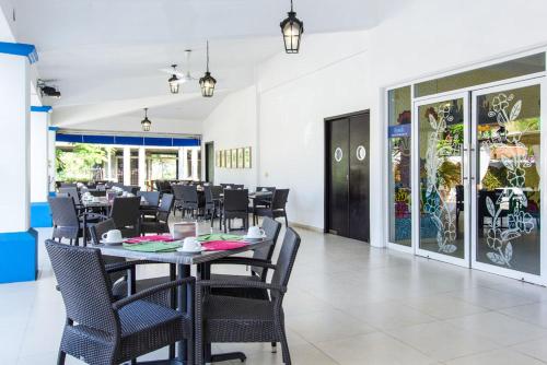 a dining room with a table and chairs at Hotel Santa Cruz Huatulco in Santa Cruz Huatulco
