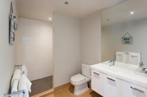 Ванная комната в Fremantle Local Beach Studio