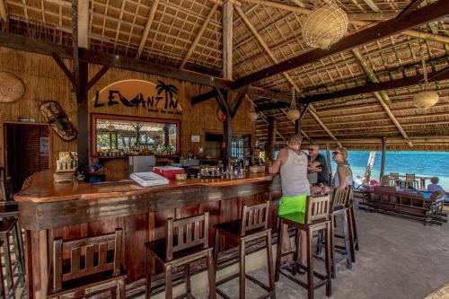 bar w ośrodku z ludźmi stojącymi wokół niego w obiekcie Levantin Boracay w mieście Boracay