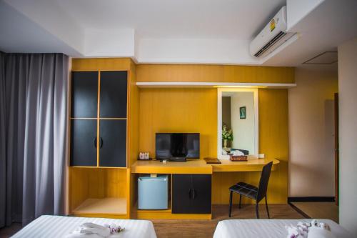 Телевизор и/или развлекательный центр в New Travel Lodge Hotel